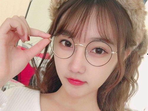 娱乐吃瓜女生主持戴眼镜